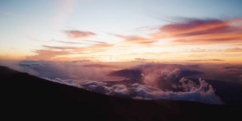 危机时刻的品牌灯塔:如何运用户外广告与标识标牌快速重塑公众信任