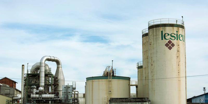 当AI点亮创意：人工智能如何重塑广告制作，以新科泰广告的发光字革命为例